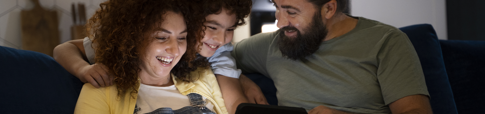 Niño compartiendo con sus padres en un contexto de prevención familiar del VPH