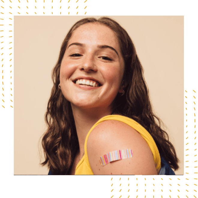 mujer sonriendo vacunada