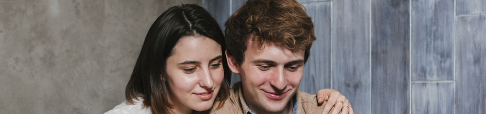 Pareja joven conversando sobre salud sexual y prevención del VPH