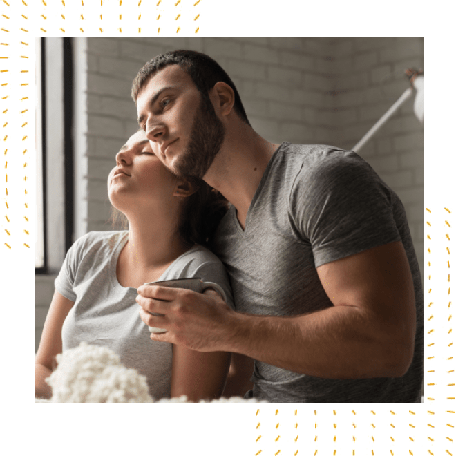 Pareja tomando café y hablando sobre su salud