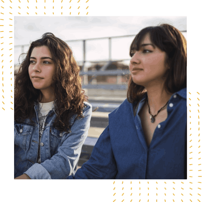dos mujeres sentadas